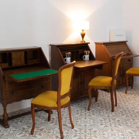 Hotell Beehive And Coworking